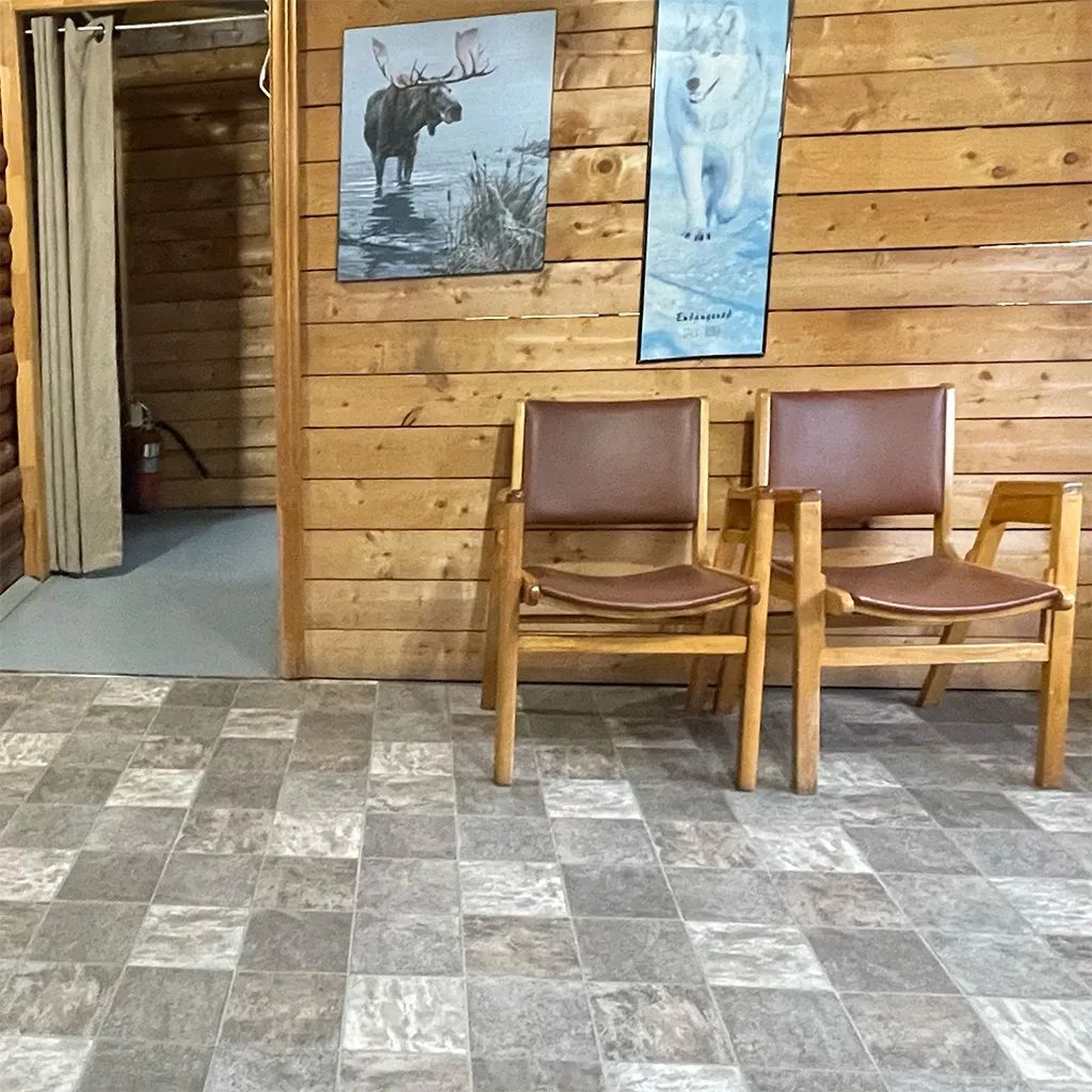 Coin salon aménagé avec deux chaises en bois dans le chalet.