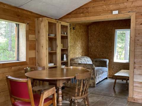 La salle à manger et le salon du chalet 4 offrent un espace de détente confortable.