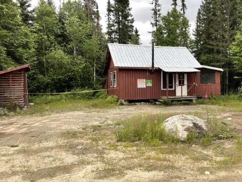 Le chalet Baribal est situé en bordure de forêt avec une remise extérieure adjacente.