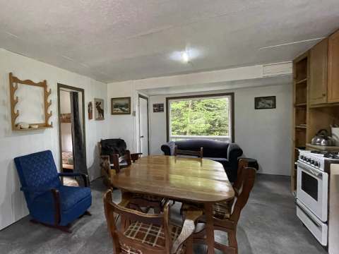 L'aire ouverte du chalet Baribal comprend une cuisine fonctionnelle et une salle à manger chaleureuse.