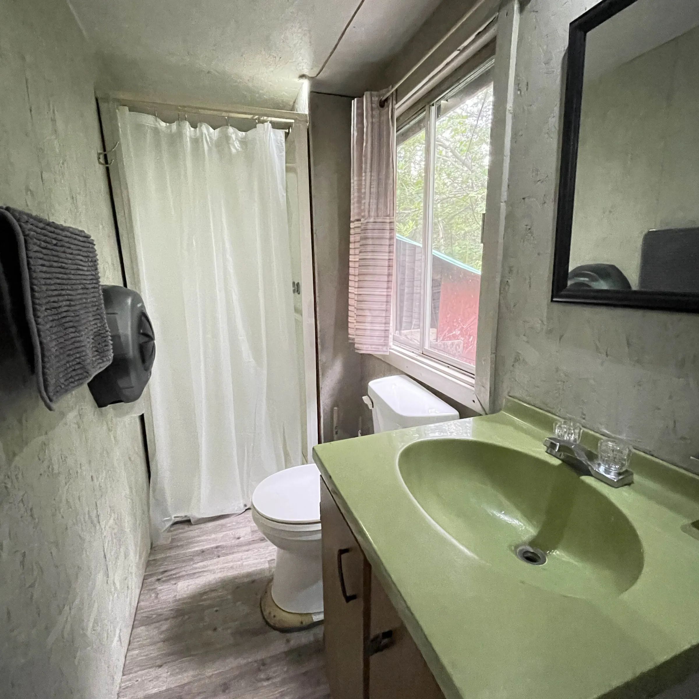 Vue de la salle de bain fonctionnelle avec douche et lavabo dans le chalet Baribal.