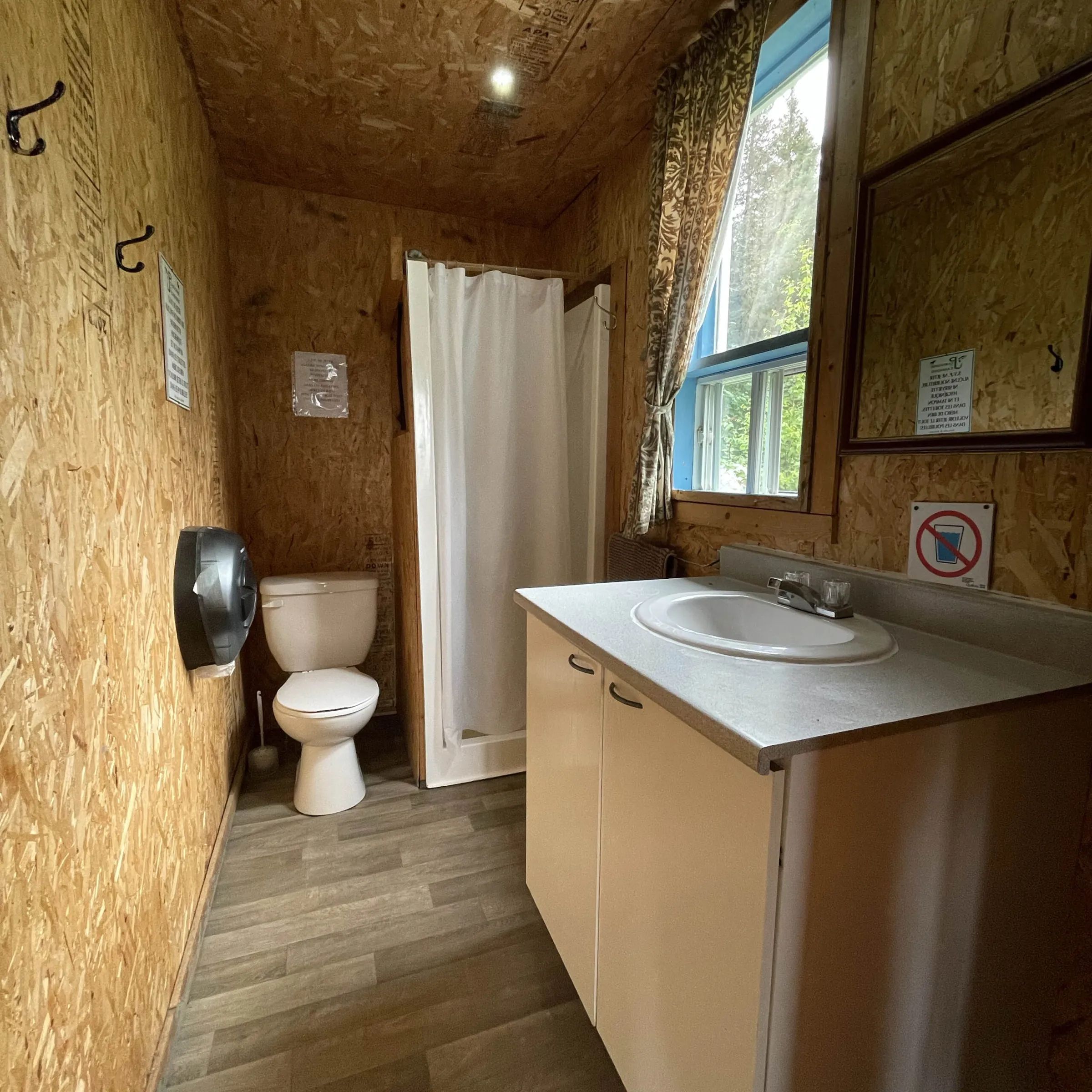 La salle de bain du chalet Boloria comprend une douche, un lavabo et une toilette.