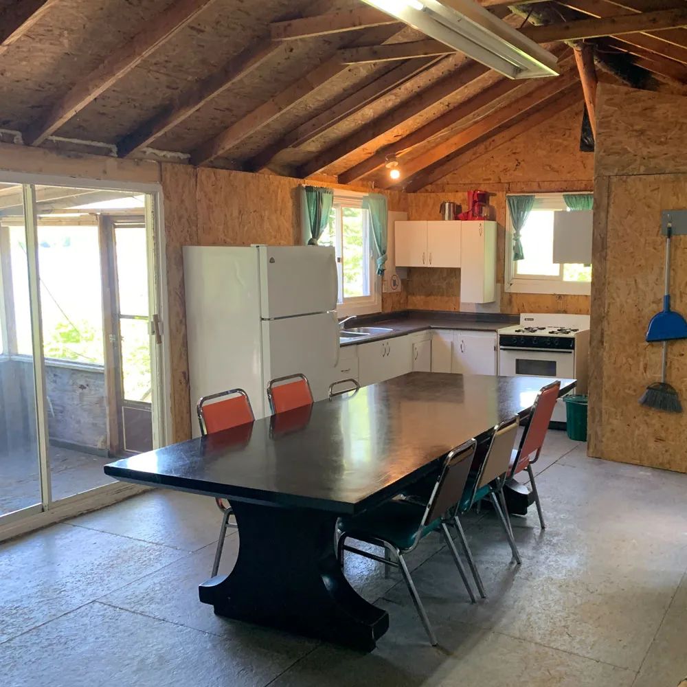 The equipped kitchen and dining area of cabin 5 offer a friendly and functional space.