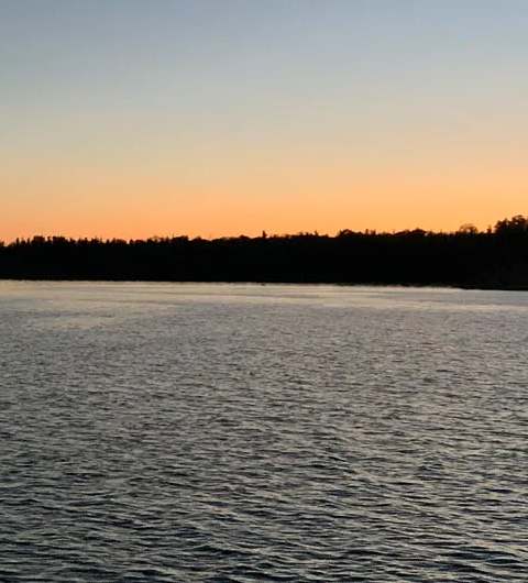 La grande plage en face de la pourvoirie chez Pourvoirie la Pointe aux Dorés, Mauricie, Québec