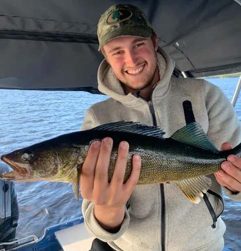 Fierté après une belle prise de doré chez Pourvoirie la Pointe aux Dorés, Mauricie, Québec