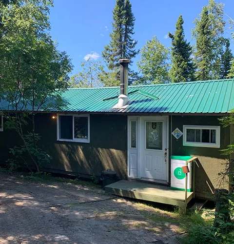 Vue sur le site et les chalets au bord de l'eau chez Pourvoirie la Pointe aux Dorés, Mauricie, Québec