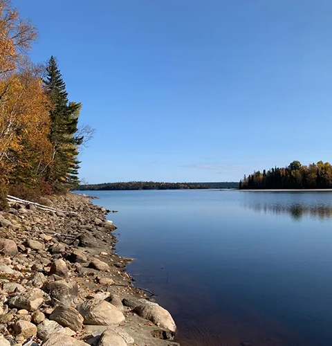 Embarcation de pêche sur le réservoir Gouin chez Pourvoirie la Pointe aux Dorés, Mauricie, Québec