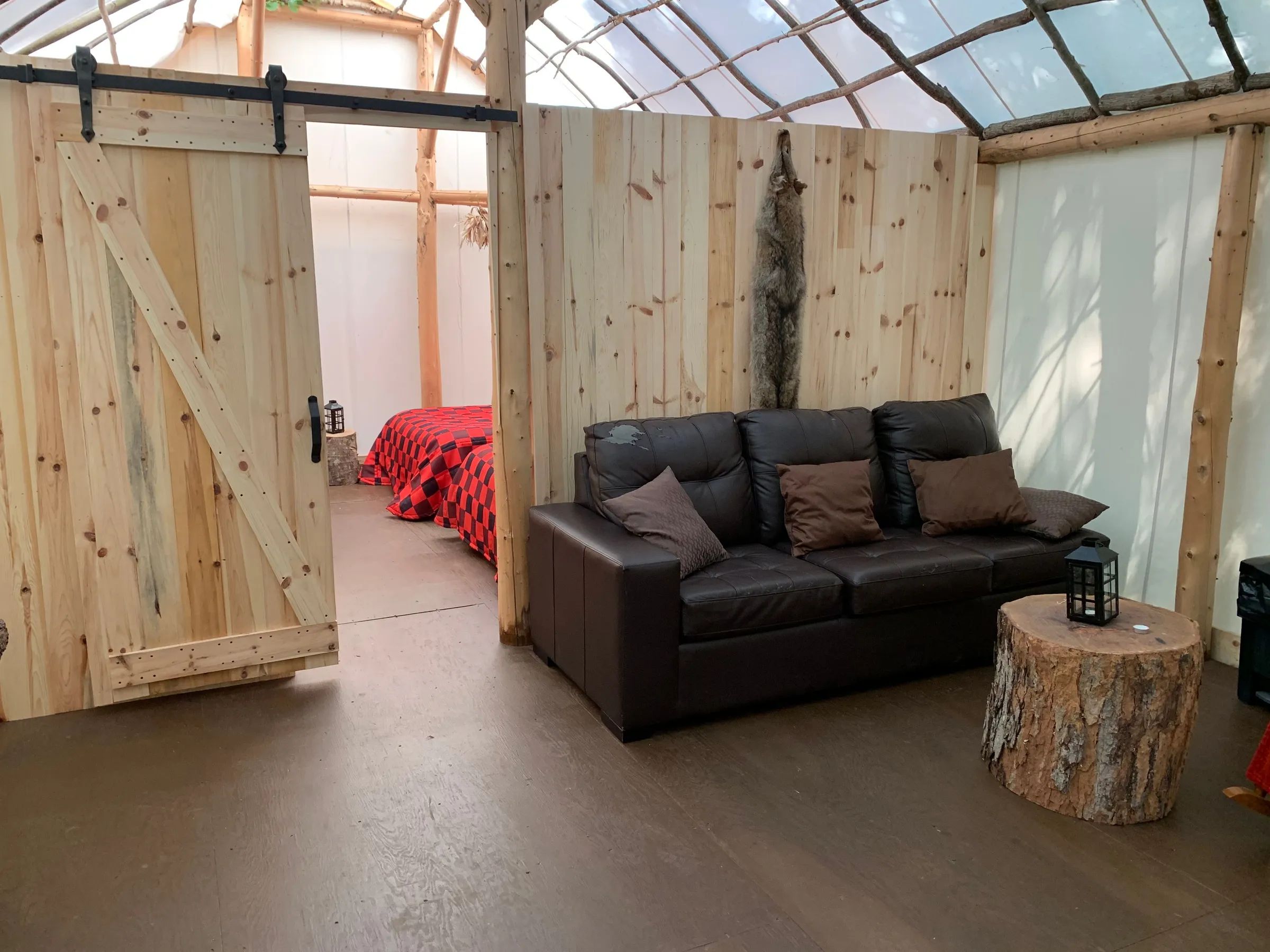 L'espace salon et la chambre à coucher de notre prêt-à-camper aménagés avec un style rustique.