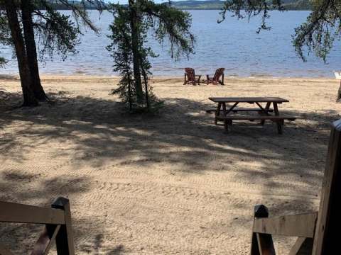 Vue sur la plage et le lac depuis la galerie du chalet.