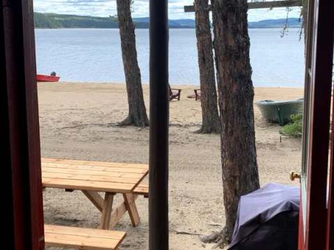 View of the beach and the lake from the door of the Mésange cottage.