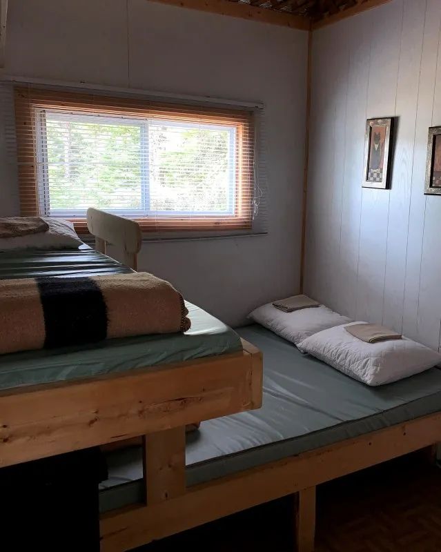 This bedroom in the Mésange cottage is equipped with wooden bunk beds.