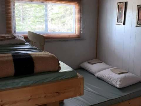 This bedroom in the Mésange cottage is equipped with wooden bunk beds.