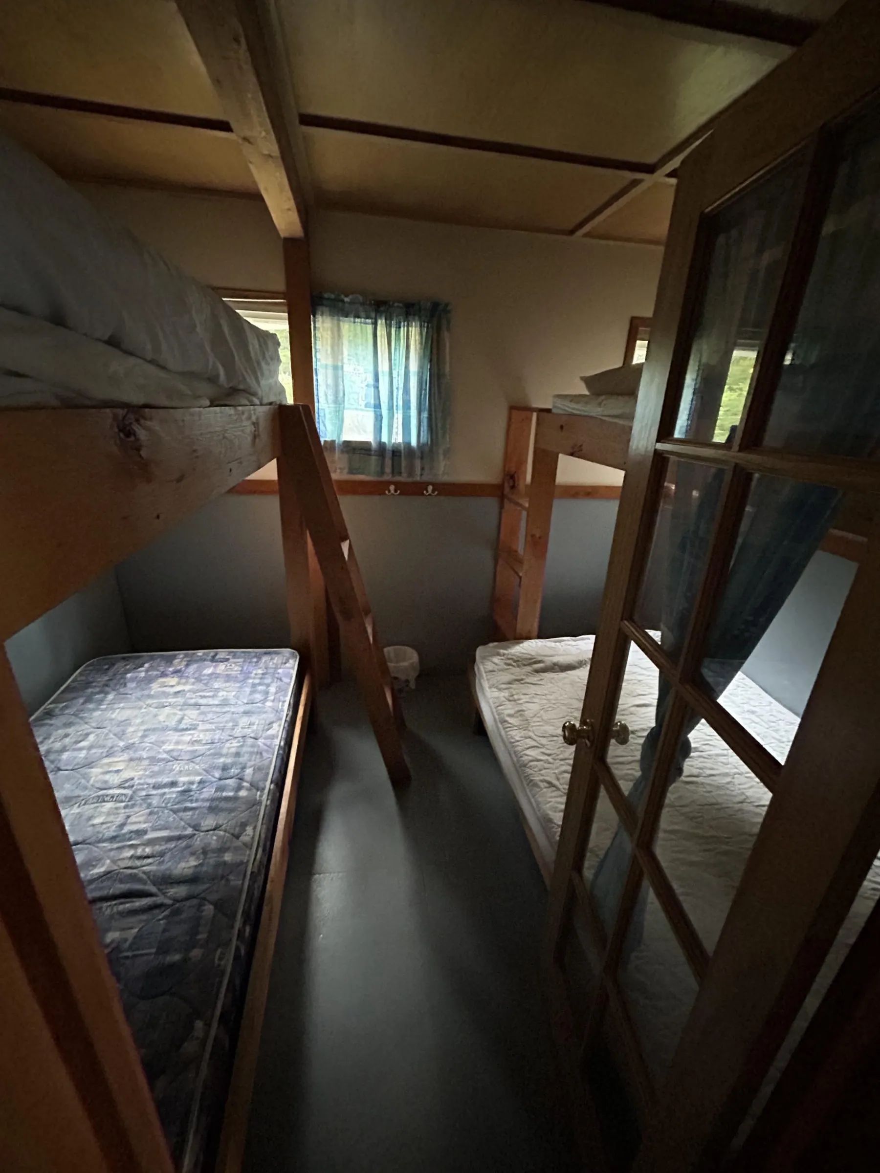 Cette chambre du chalet 4 dispose de lits superposés en bois.