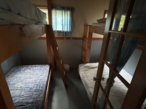 Cette chambre du chalet 4 dispose de lits superposés en bois.