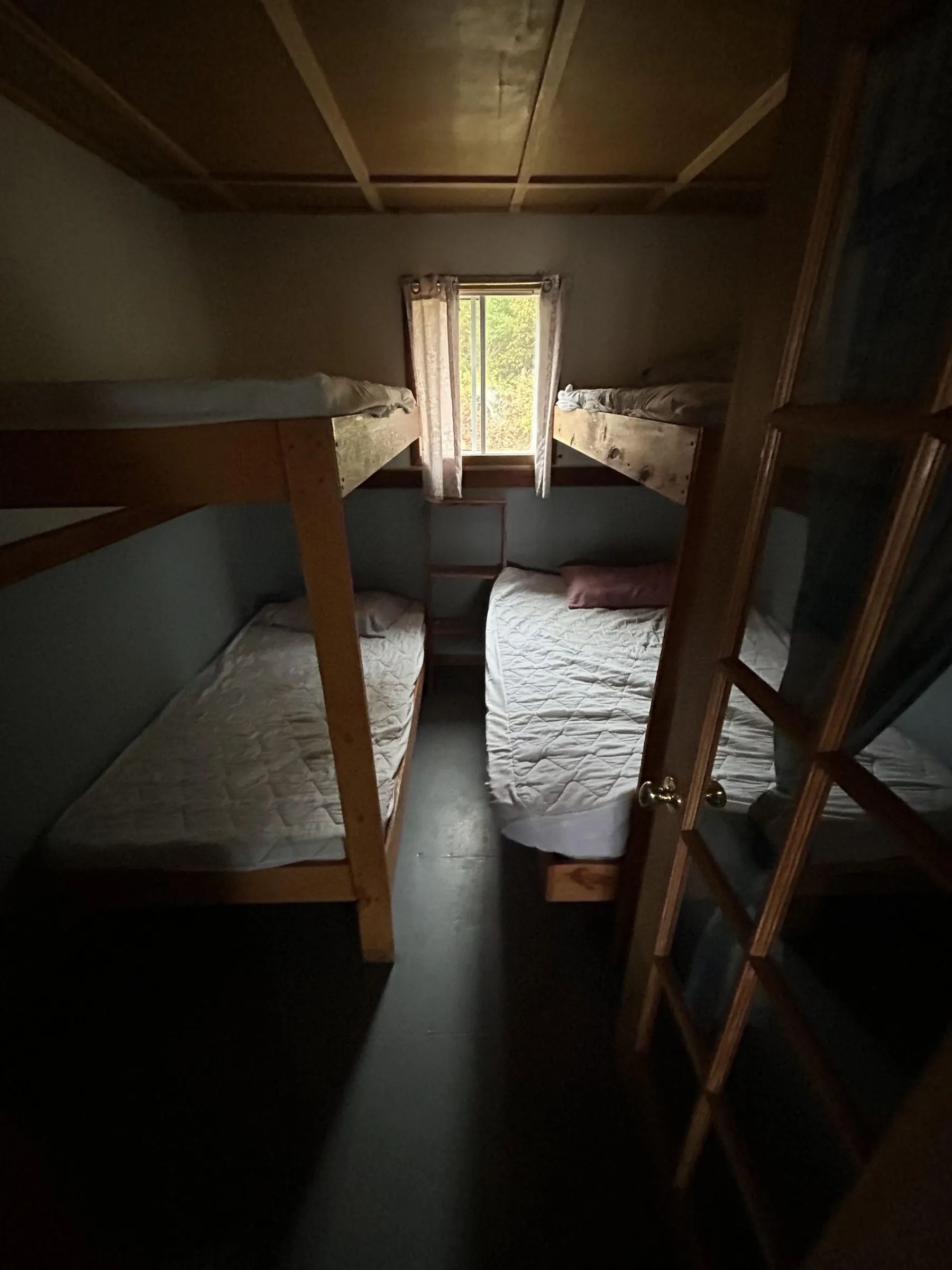 Cette chambre de chalet comprend des lits superposés en bois.