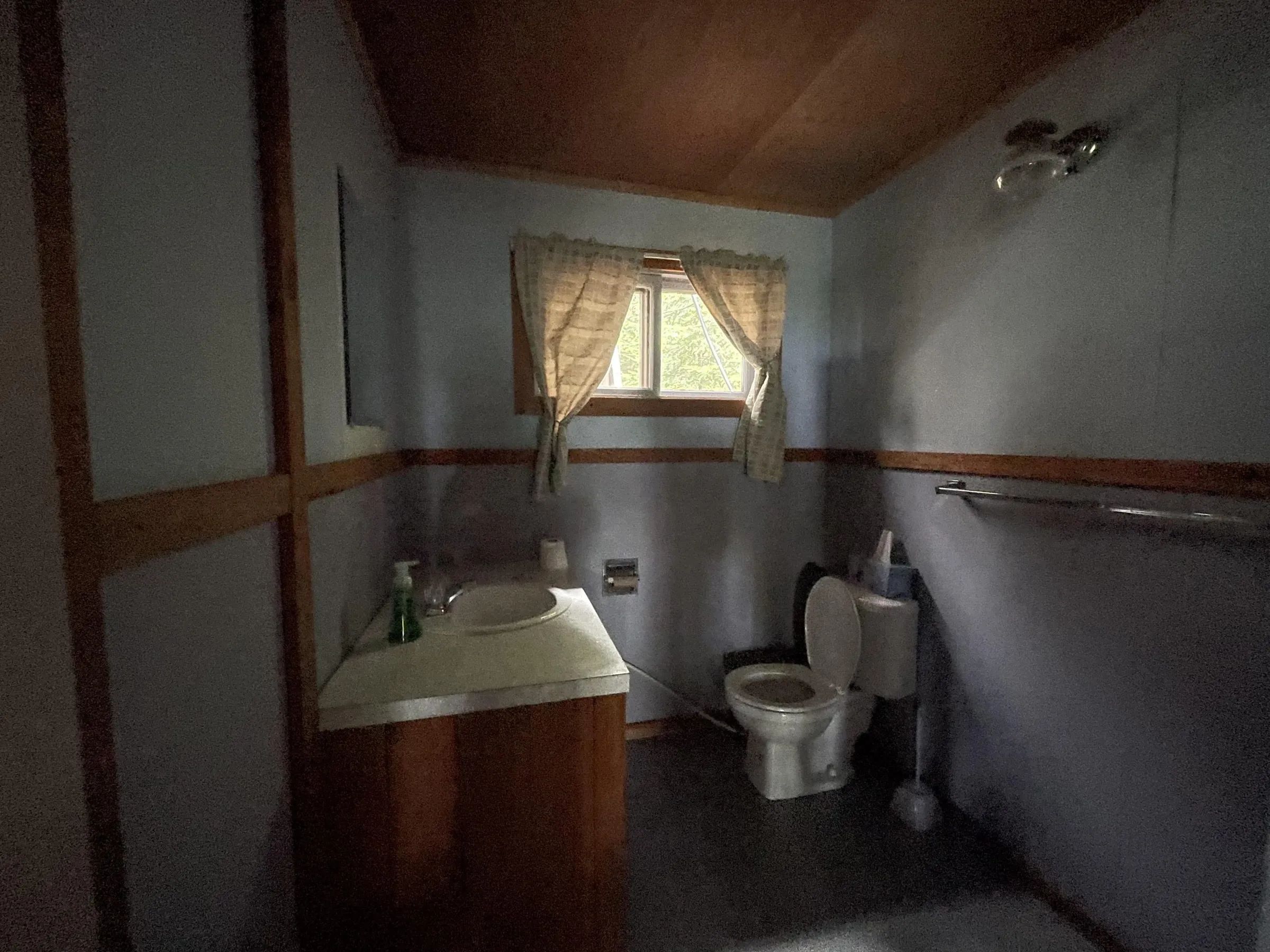 Vue de la salle de bain fonctionnelle située à l'intérieur du chalet.