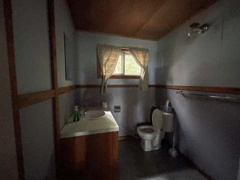 Vue de la salle de bain fonctionnelle située à l'intérieur du chalet.