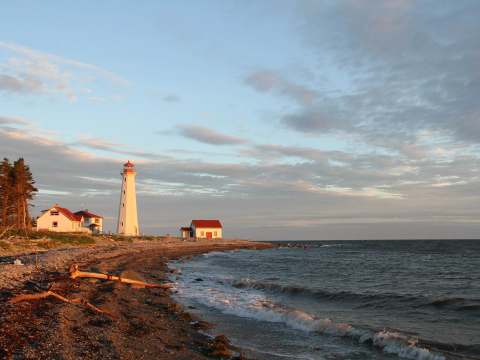 Overview of the Pointe-Nord houses located near the lighthouse by the sea.