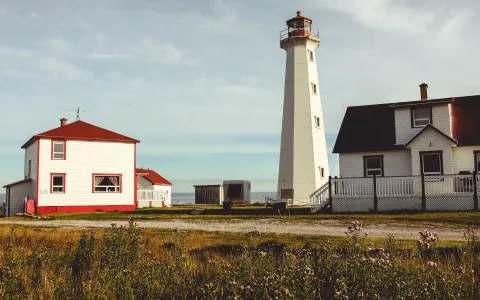 Overview of the resort houses located near the Pointe-Nord lighthouse.