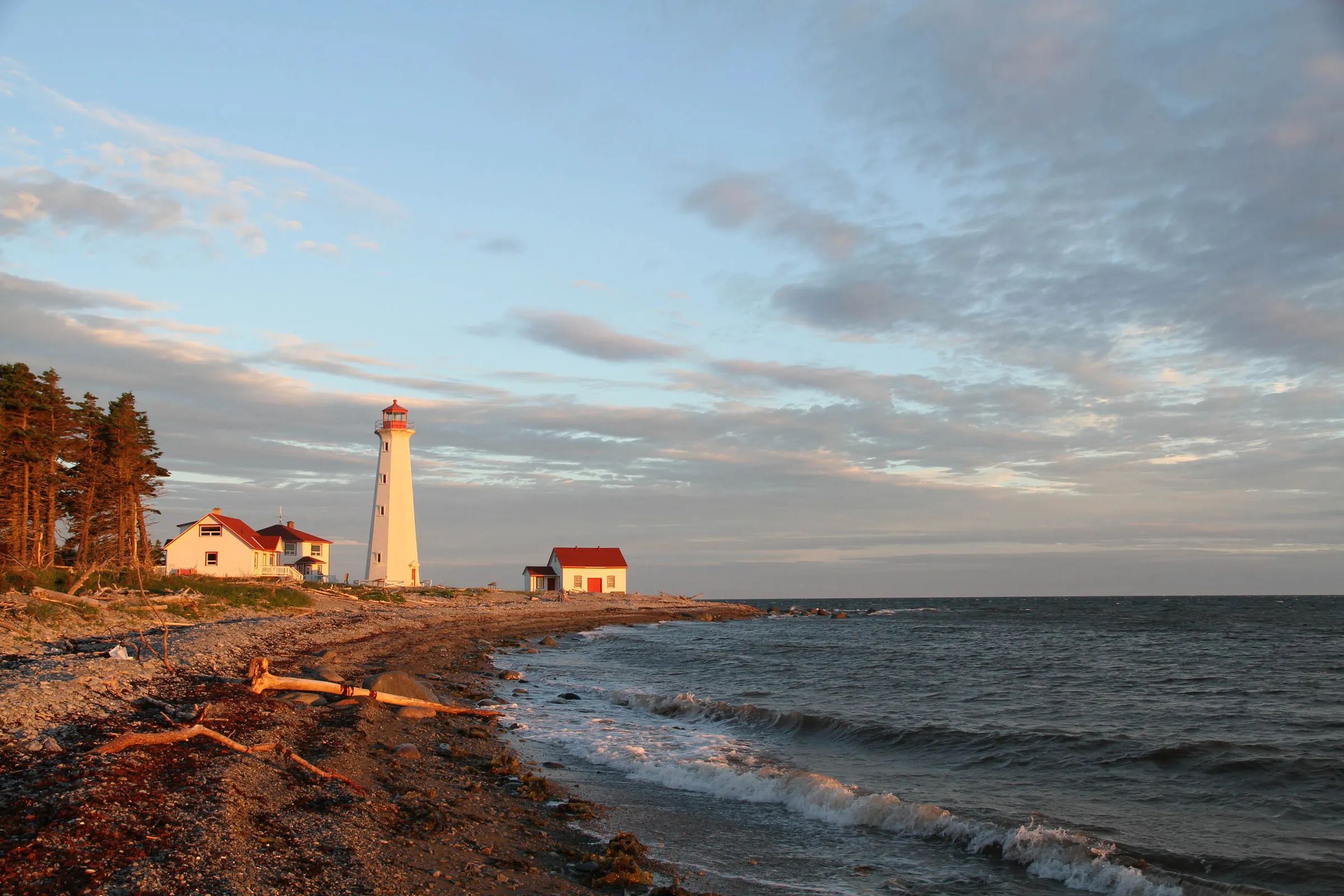 View of the Pointe-Nord houses located near the lighthouse by the sea.