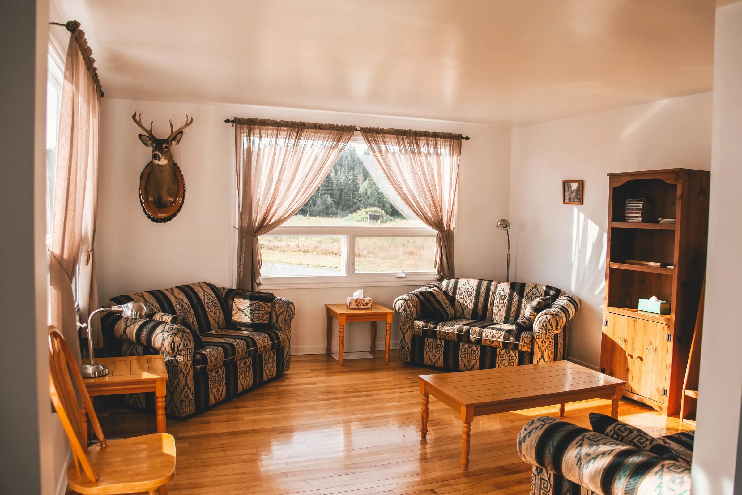 The house living room offers a comfortable relaxation space with a view of the outdoor landscape.