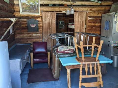 Vue de l'intérieur rustique avec murs en bois rond du chalet numéro un.