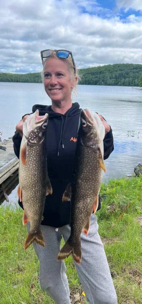 Rhonda avec deux touladis chez Pourvoirie Lac Sopwith, Outaouais, Québec