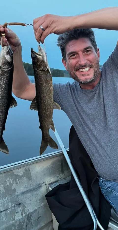 Pêcheur fier de sa prise chez Pourvoirie Lac Sopwith, Outaouais, Québec