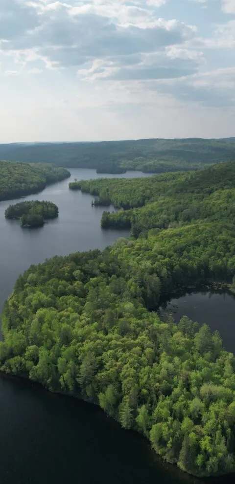 Vue panoramique par drone du territoire chez Pourvoirie Lac Sopwith, Outaouais, Québec