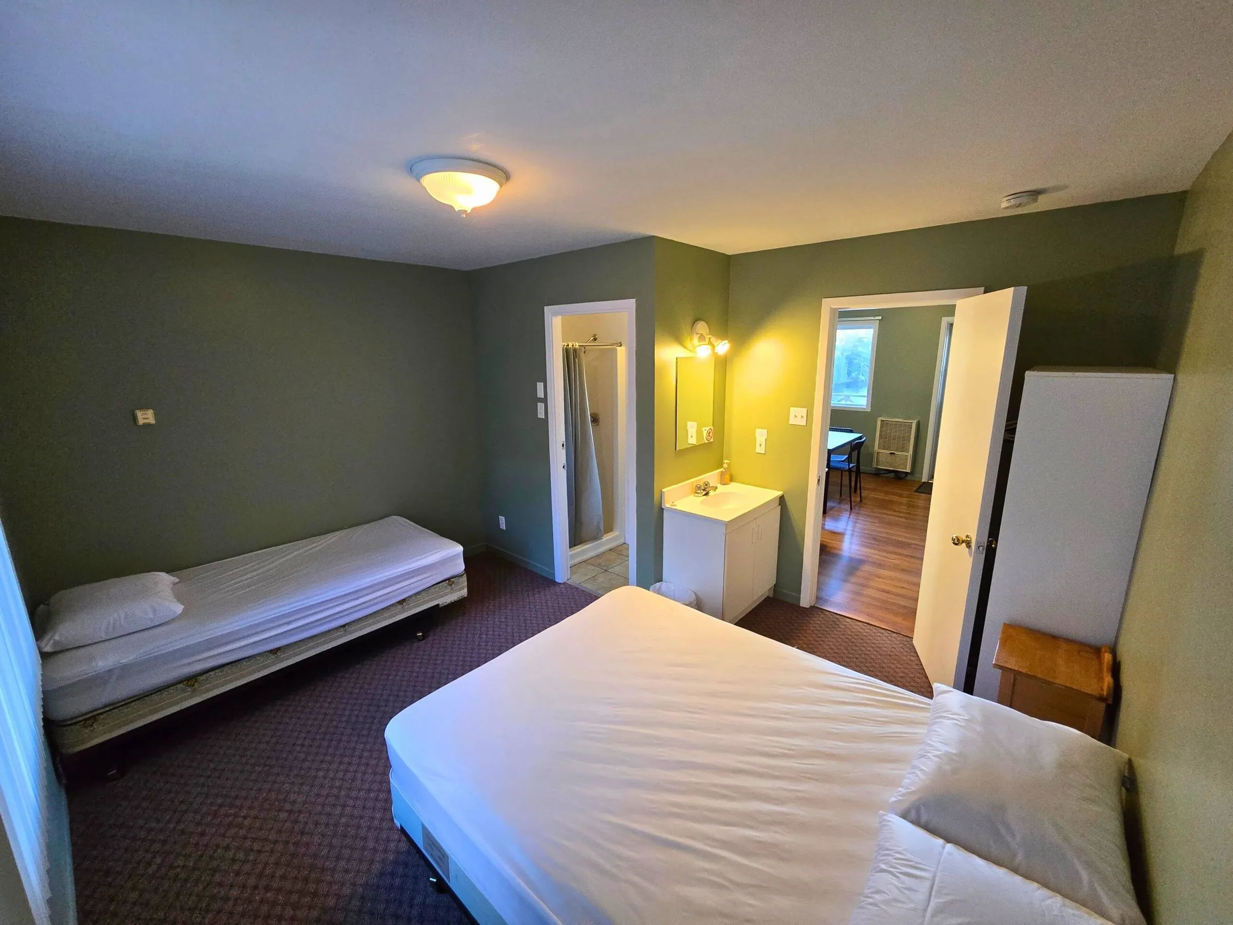 The Le Chevreuil studio features a bedroom equipped with a private bathroom.