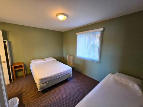 View of the bedroom with two beds in Studio Le Chevreuil.