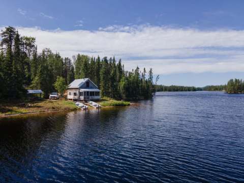 Le chalet Jolie est situé en bordure de lac avec des embarcations accessibles.
