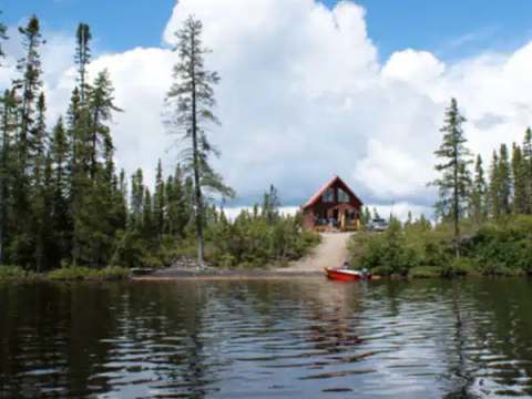 Le chalet Point 1 se situe en bordure du lac, entouré par la forêt boréale.