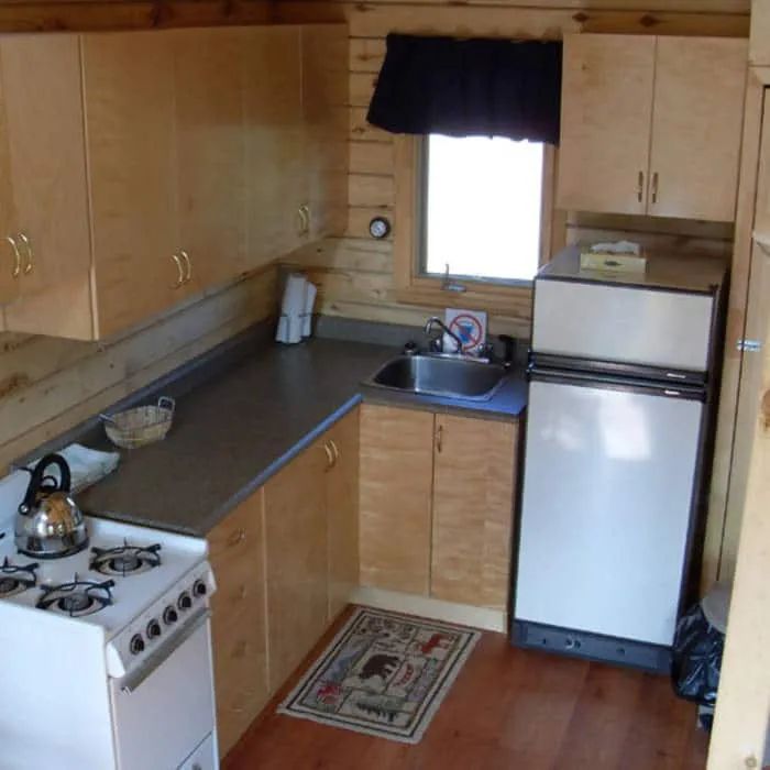The chalet's equipped kitchen features a stove, a refrigerator, and wooden countertops.