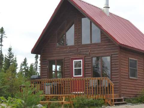 Vue extérieure du chalet Point 3 avec sa galerie et sa table de pique-nique.