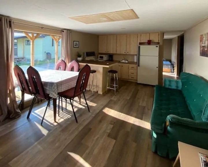 Grey Cabin — Pourvoirie Red Pine – Pourvoirie Red Pine
