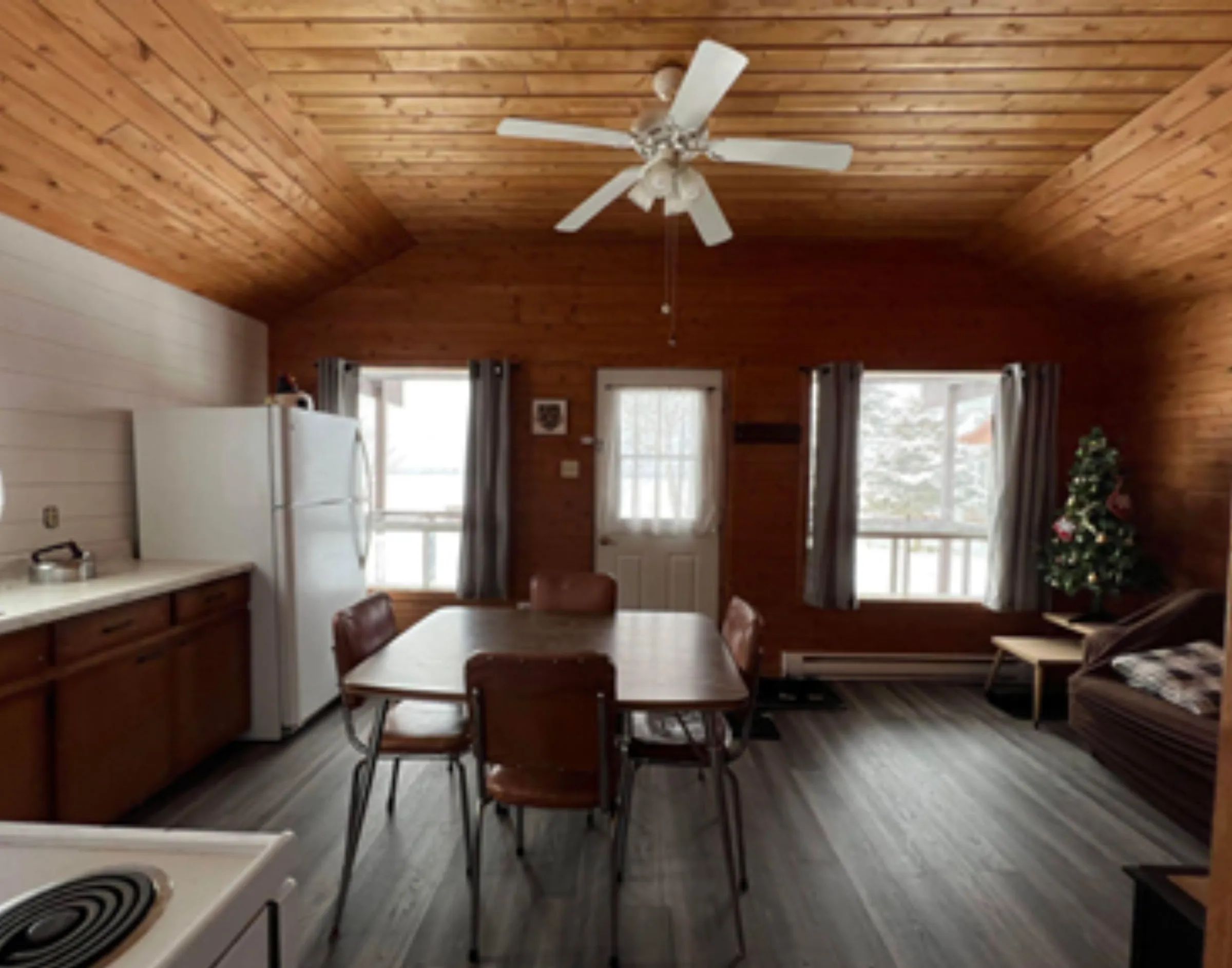Red Cabin — Pourvoirie Red Pine – Pourvoirie Red Pine