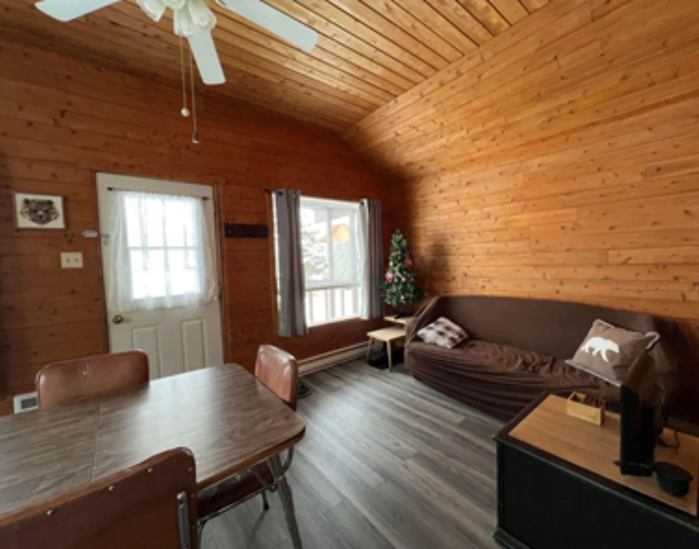 Red Cabin — Pourvoirie Red Pine – Pourvoirie Red Pine