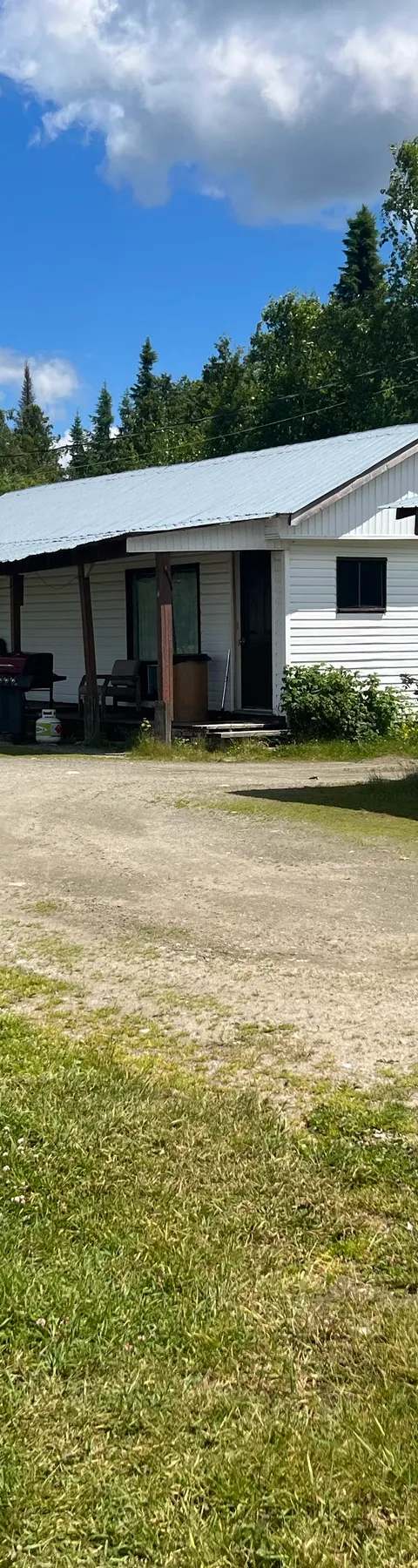 Overview of the outfitter's facilities at Pourvoirie Red Pine, Abitibi-Témiscamingue, Quebec