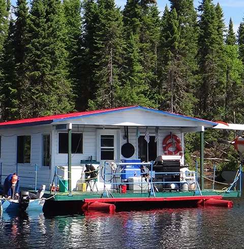 Bateau-maison et hydravion sur le Réservoir Gouin chez Pourvoirie Rivière la Galette, Mauricie, Québec