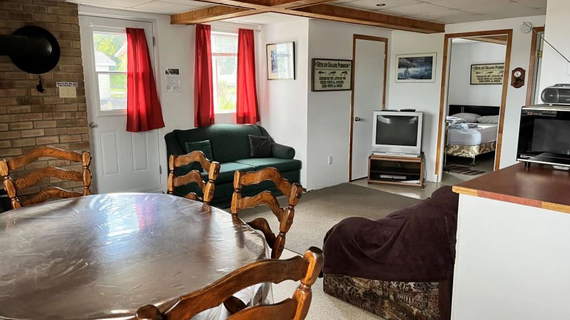 Vue sur le salon et la salle à manger du chalet Le Garrot avec son mobilier confortable.