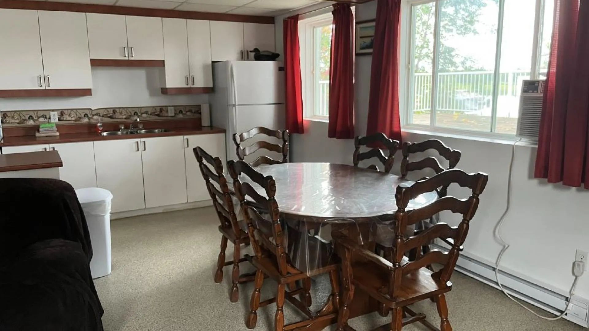 La cuisine équipée et la salle à manger du chalet Le Garrot disposent d'une table pour six personnes.
