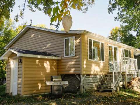 Le chalet Le Nicole offre un accès extérieur avec une terrasse surélevée et un barbecue à disposition.
