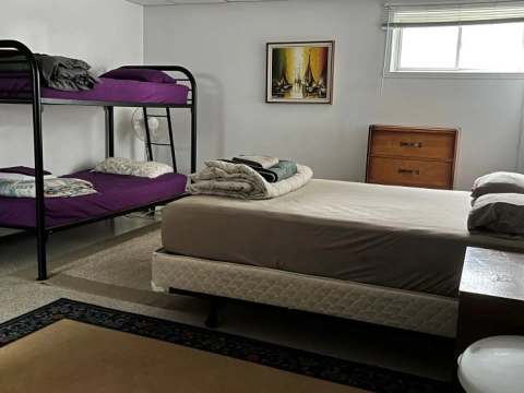 Cette chambre comprend un lit double ainsi qu'un lit superposé pour accueillir les visiteurs.
