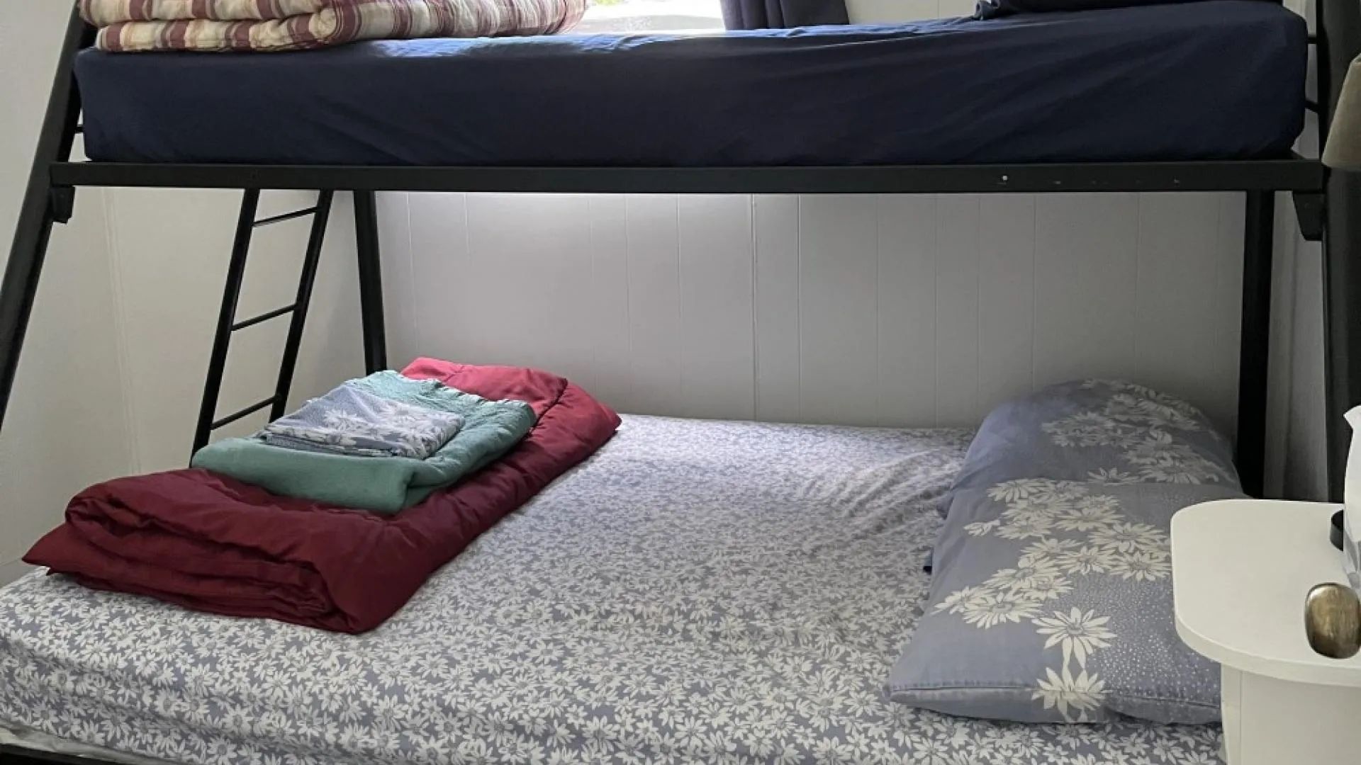 Un lit superposé est disponible dans le chalet pour votre séjour.
