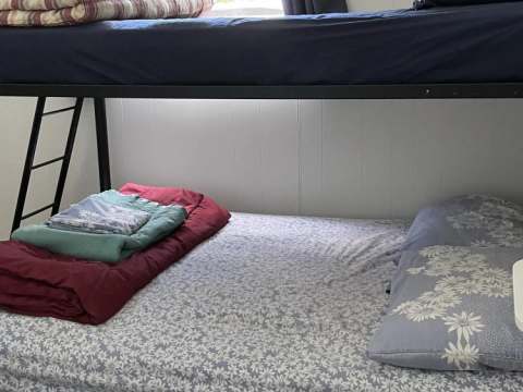Un lit superposé est disponible dans le chalet pour votre séjour.