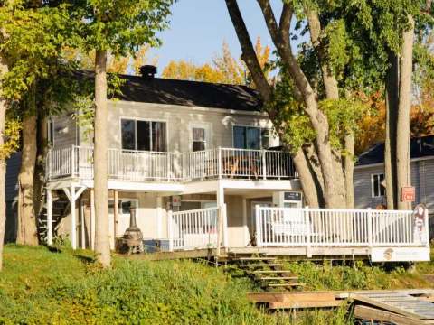 Exterior view of Le Morillon cottage with its terraces and access to the dock.
