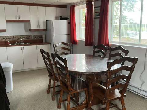 The kitchen and dining area of Le Garrot cabin features a table for six people.