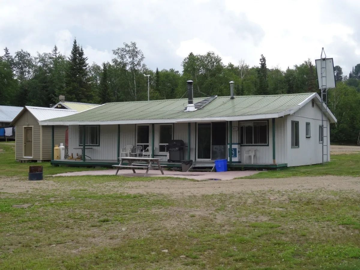 Exterior view of L'Aigle cabin with its porch and picnic table.