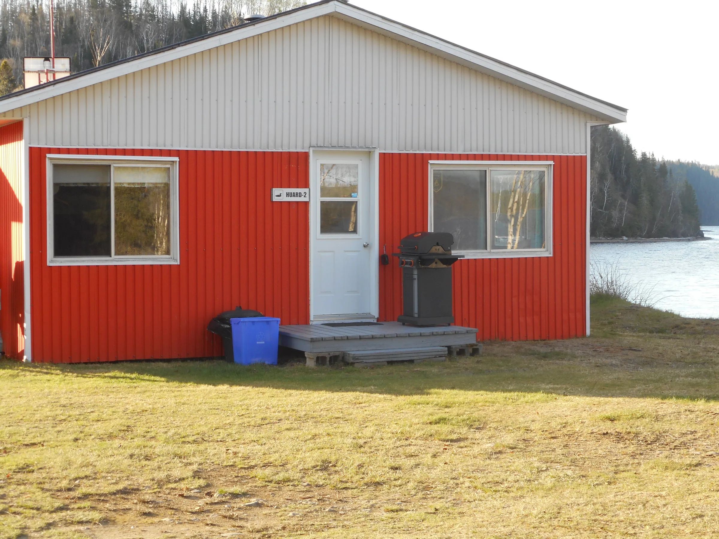 Exterior view of the Huard-2 cabin with direct access to the lakeshore.